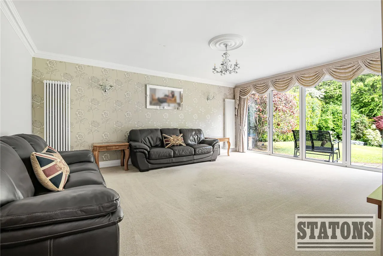 Bradgate, Cuffley, Hertfordshire, EN6 4RL, photo 2