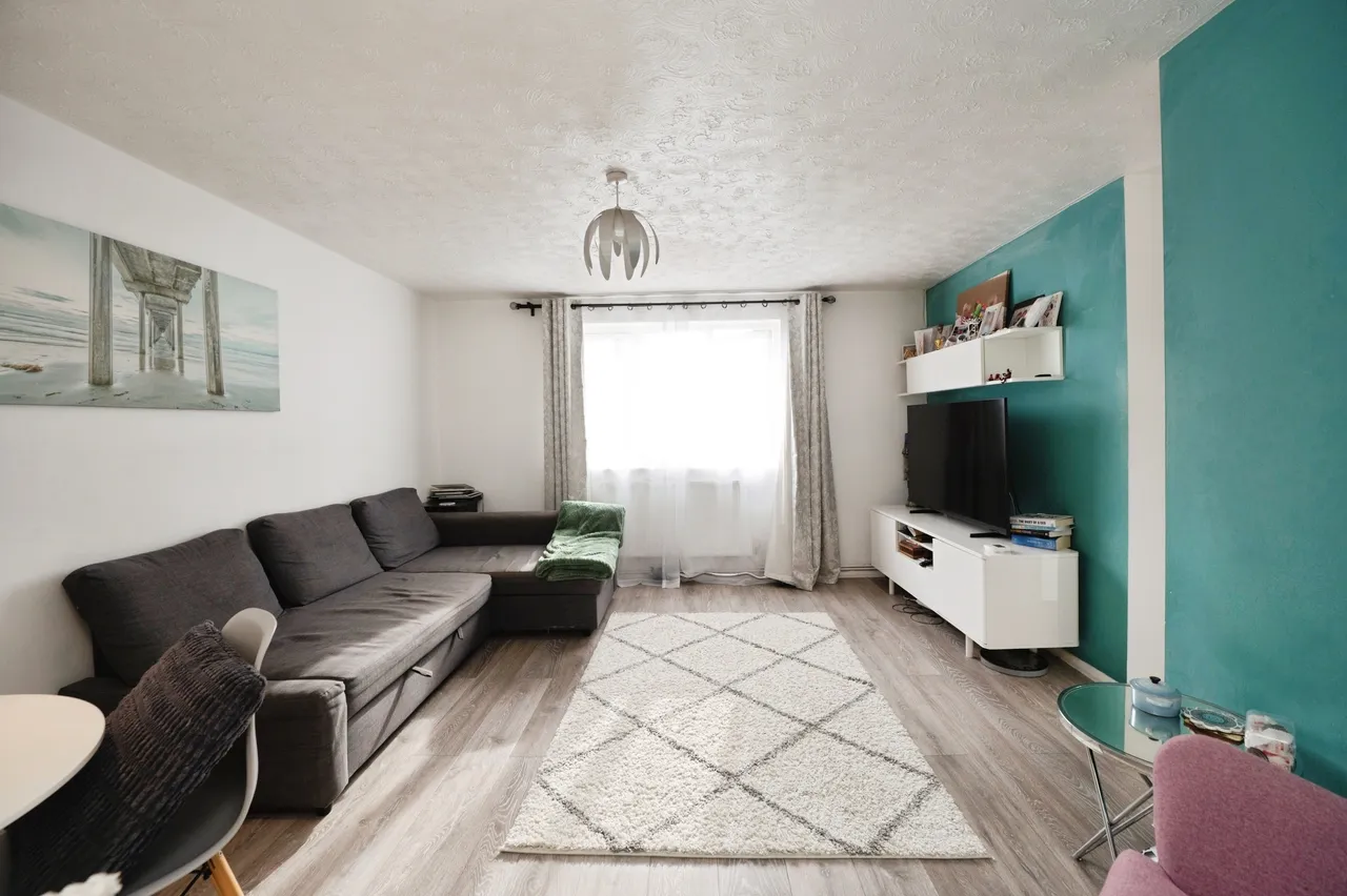 2 bed flat for sale, Linnet Way, Purfleet-On-Thames, RM19