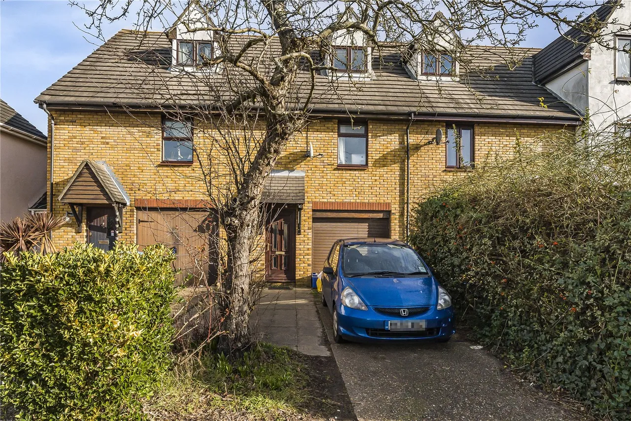 3 bed house for sale — Gresham Road, Hampton, TW12 3RB