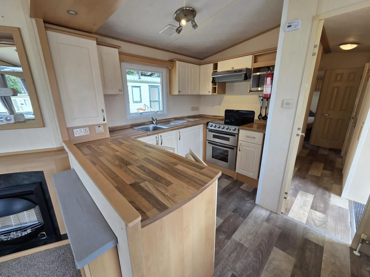 The Willerby Manor Caravan, HR8, photo 6
