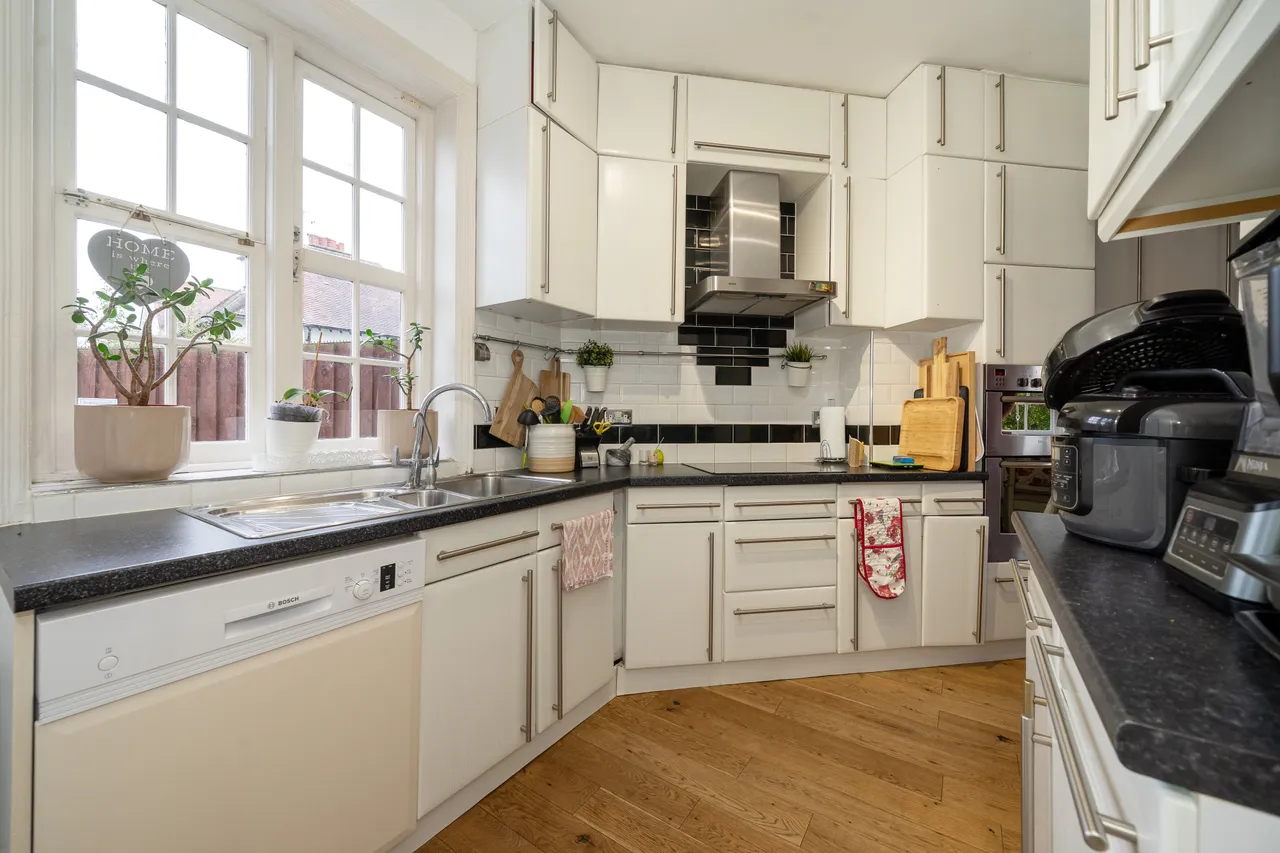 Pitshanger Lane, Ealing, W5, photo 4