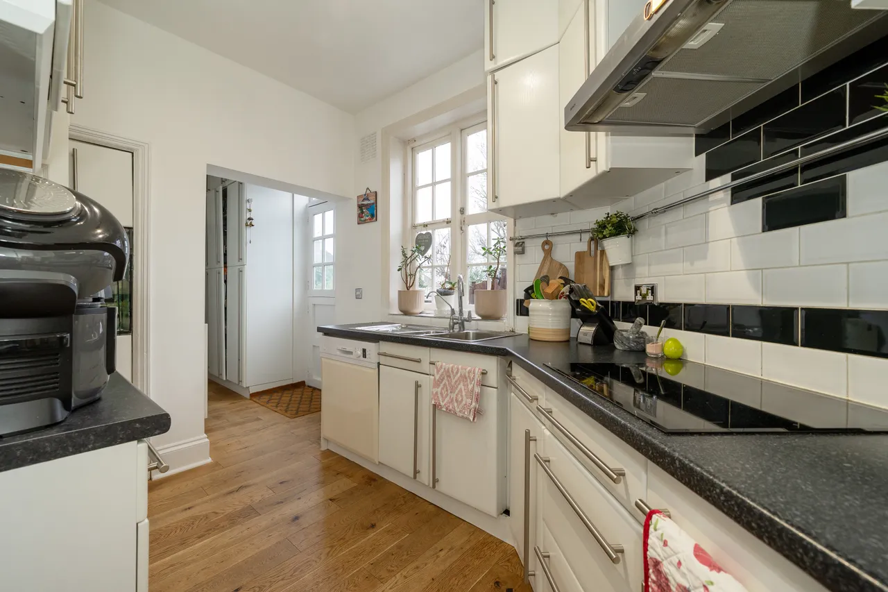 Pitshanger Lane, Ealing, W5, photo 2