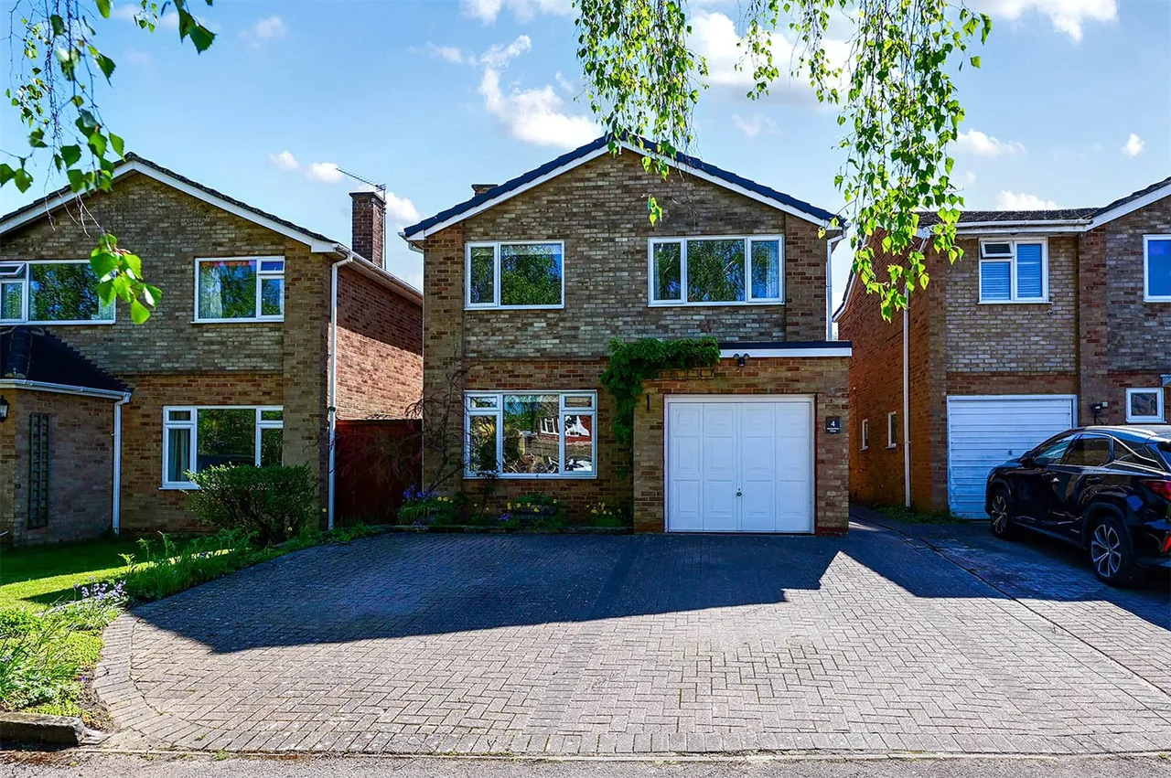 4 bed house for sale — Michaelmas Close, Yateley, Hampshire, GU46 6BZ