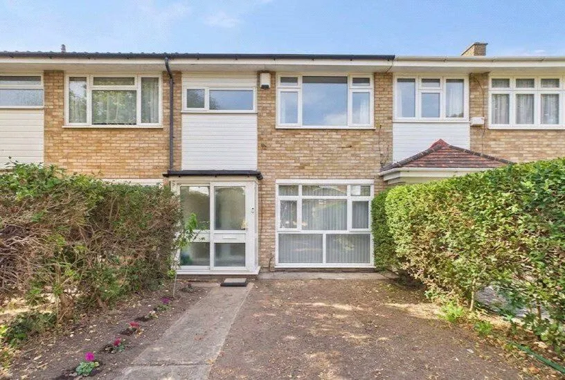 3 bed house for sale — Peregrine Walk, Hornchurch, RM12