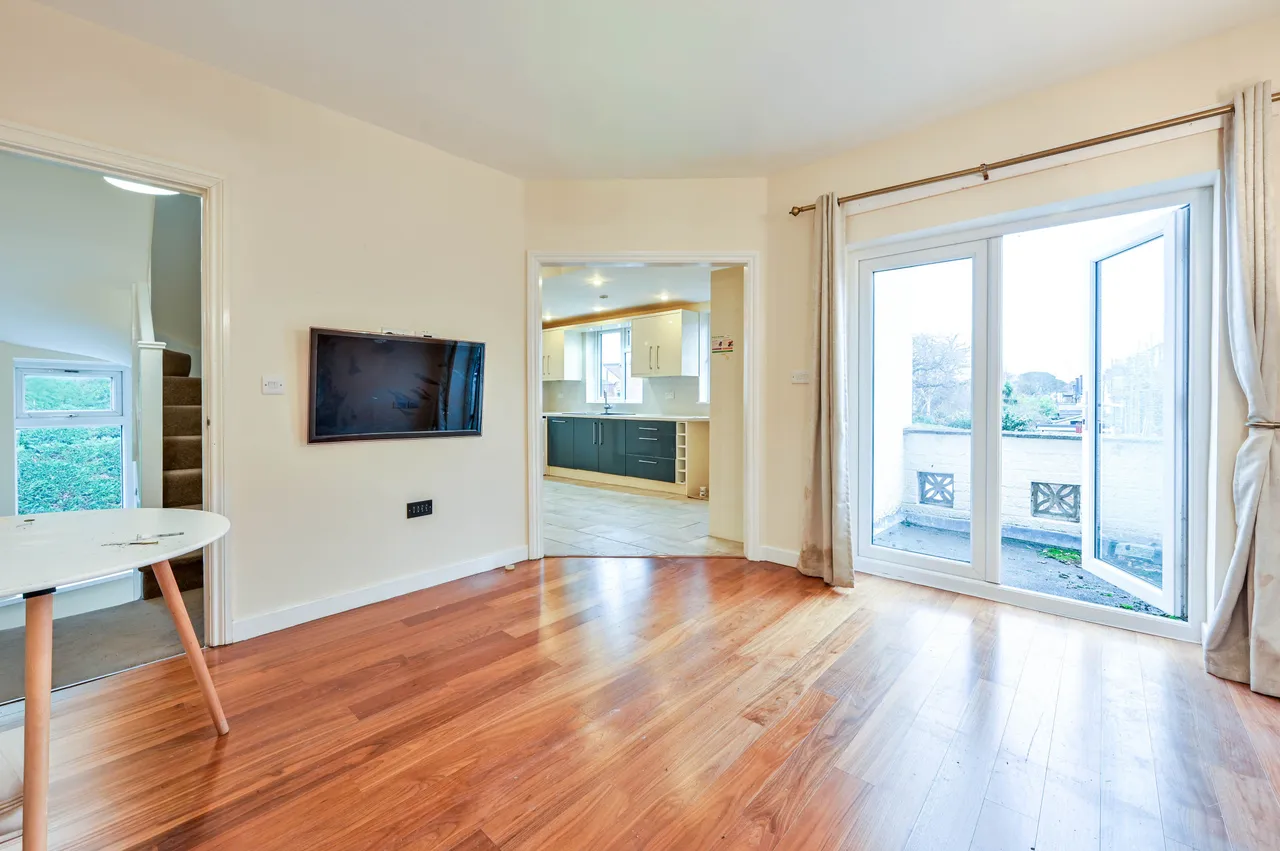 3 bed flat to rent — 136a Summer Road, Thames Ditton