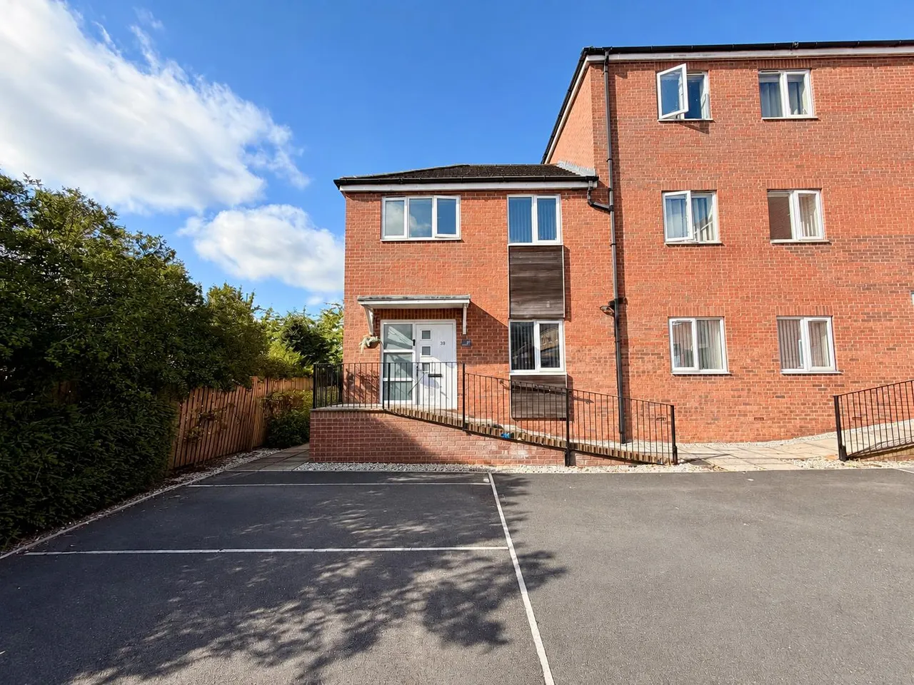 2 bed house to rent — Swarcliffe Approach, LEEDS