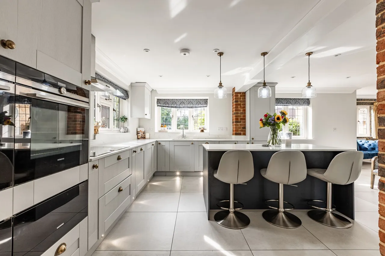 Impressive Four Bedroom Detached Home, photo 2