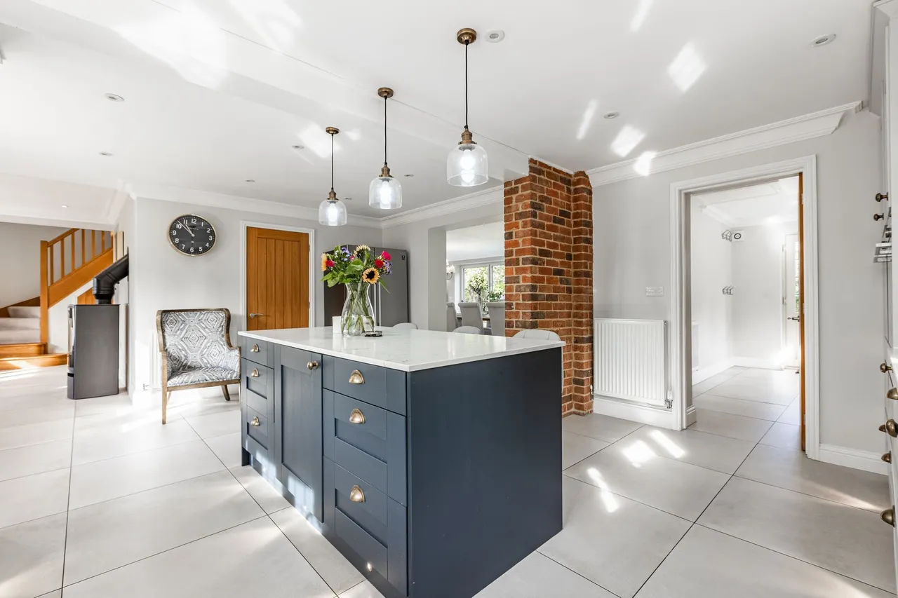 Impressive Four Bedroom Detached Home, photo 8