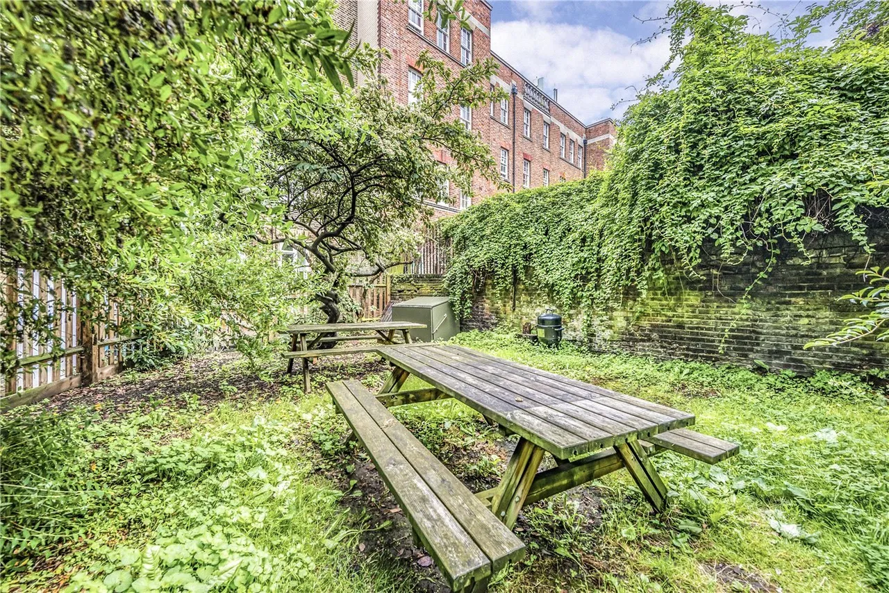 Green Lanes, London, N16, photo 9