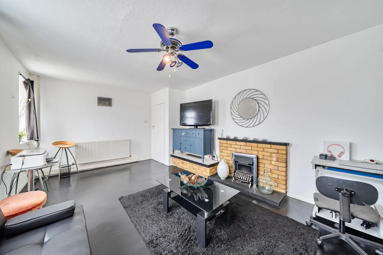 Trevor Close, Northolt, UB5, photo 13