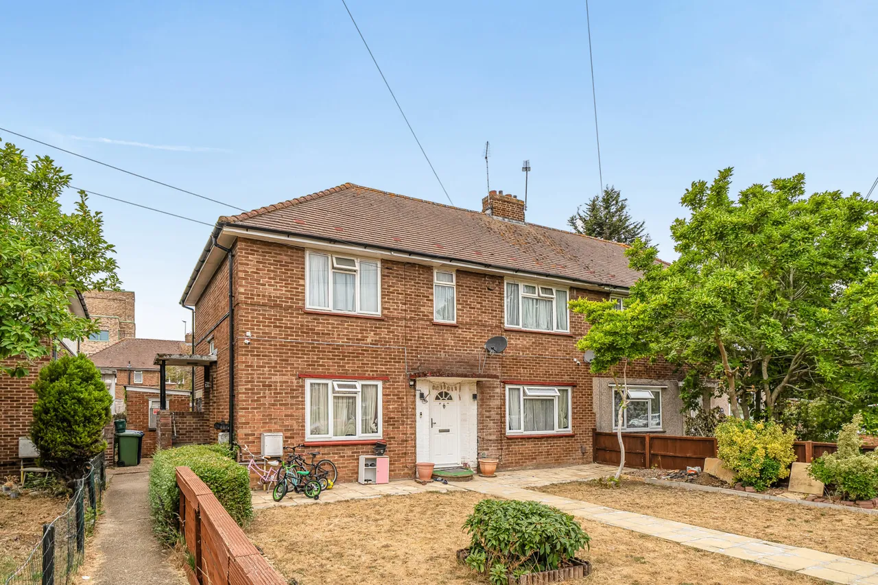 2 bed flat for sale, Trevor Close, Northolt, UB5