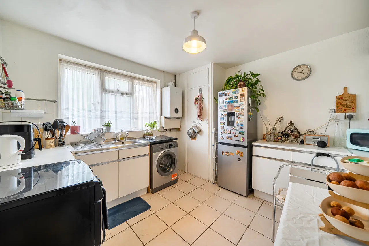 Trevor Close, Northolt, UB5, photo 5