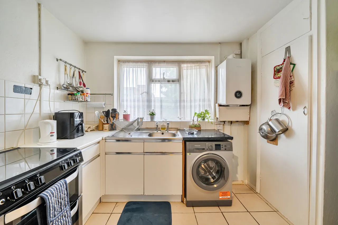 Trevor Close, Northolt, UB5, photo 21