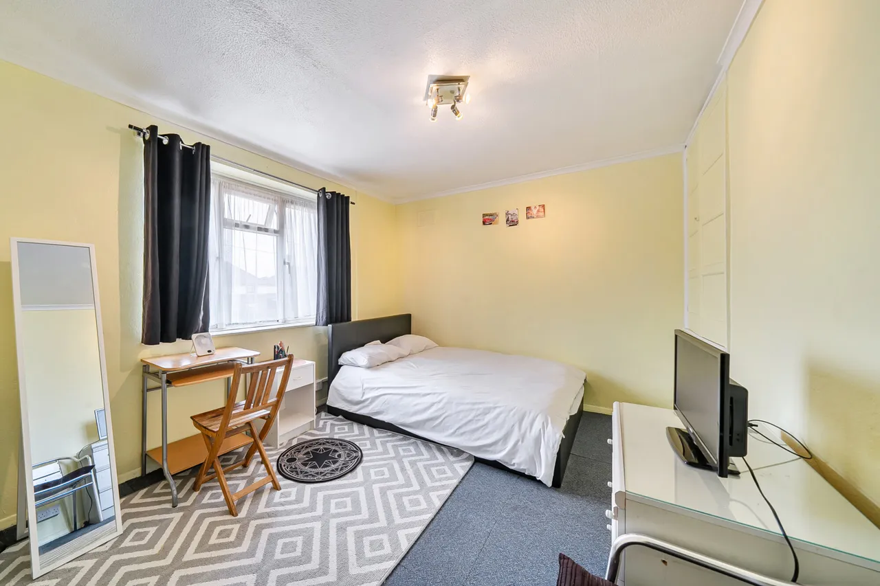 Trevor Close, Northolt, UB5, photo 8