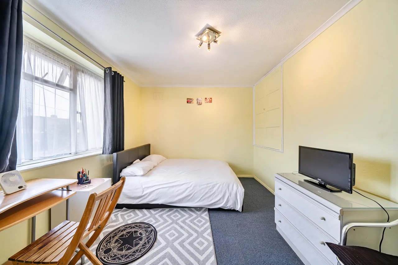Trevor Close, Northolt, UB5, photo 12