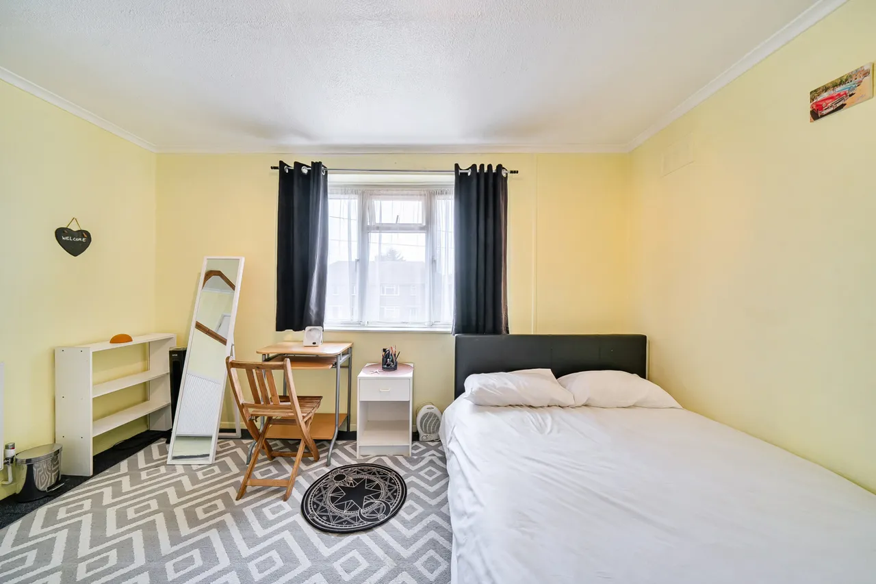 Trevor Close, Northolt, UB5, photo 11