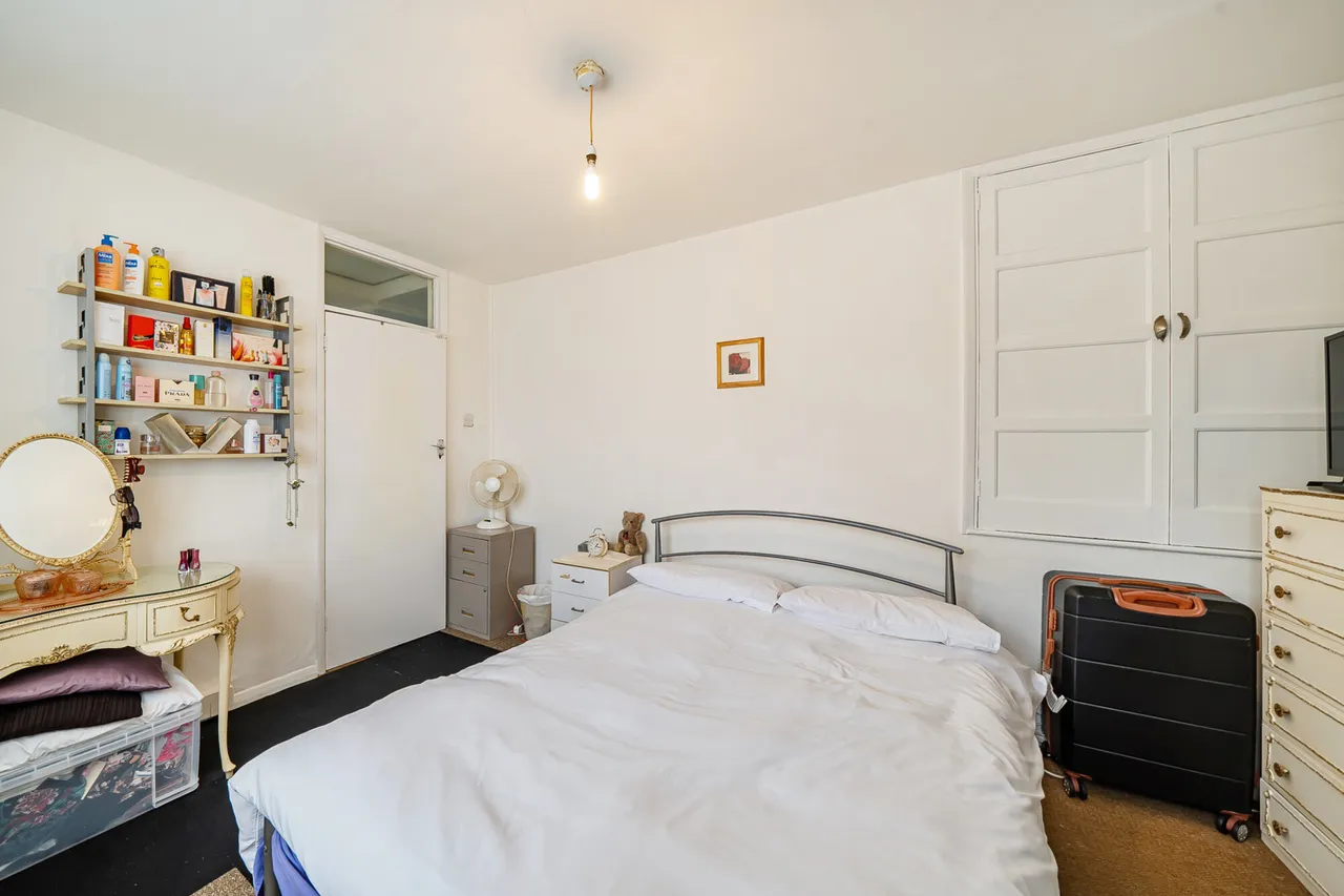 Trevor Close, Northolt, UB5, photo 7