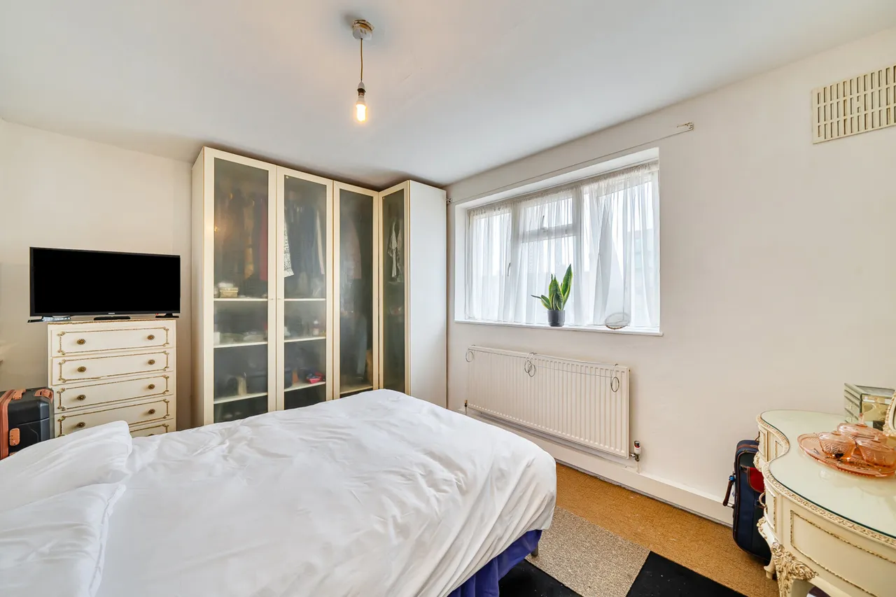 Trevor Close, Northolt, UB5, photo 6