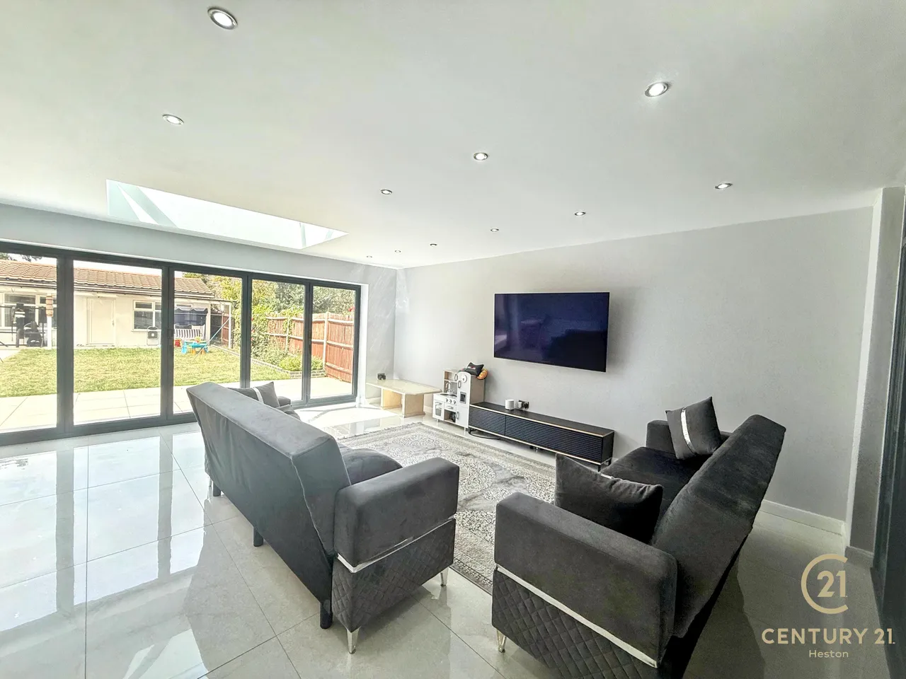Burns Way, Hounslow, TW5, photo 6