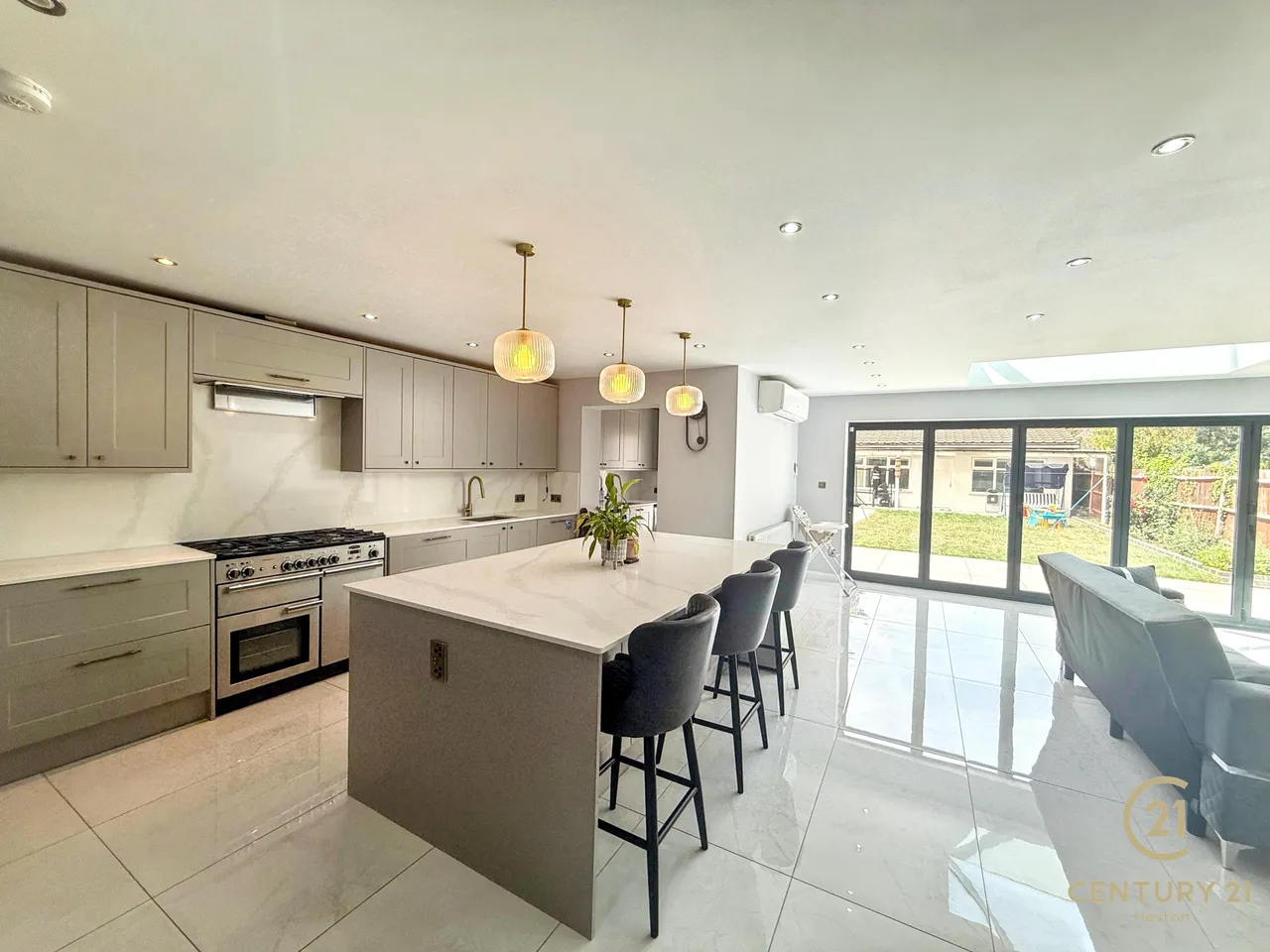 Burns Way, Hounslow, TW5, photo 12