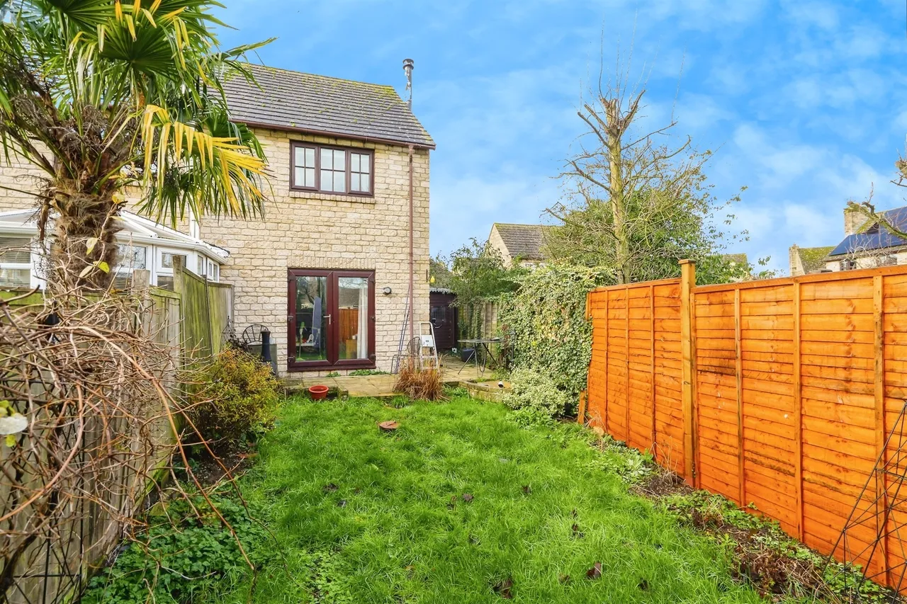 Waites Close, Aston, Bampton, photo 11