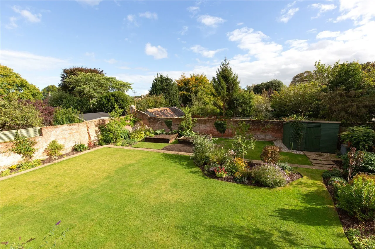 4 bed property for sale, Kelling Road, Holt, NR25