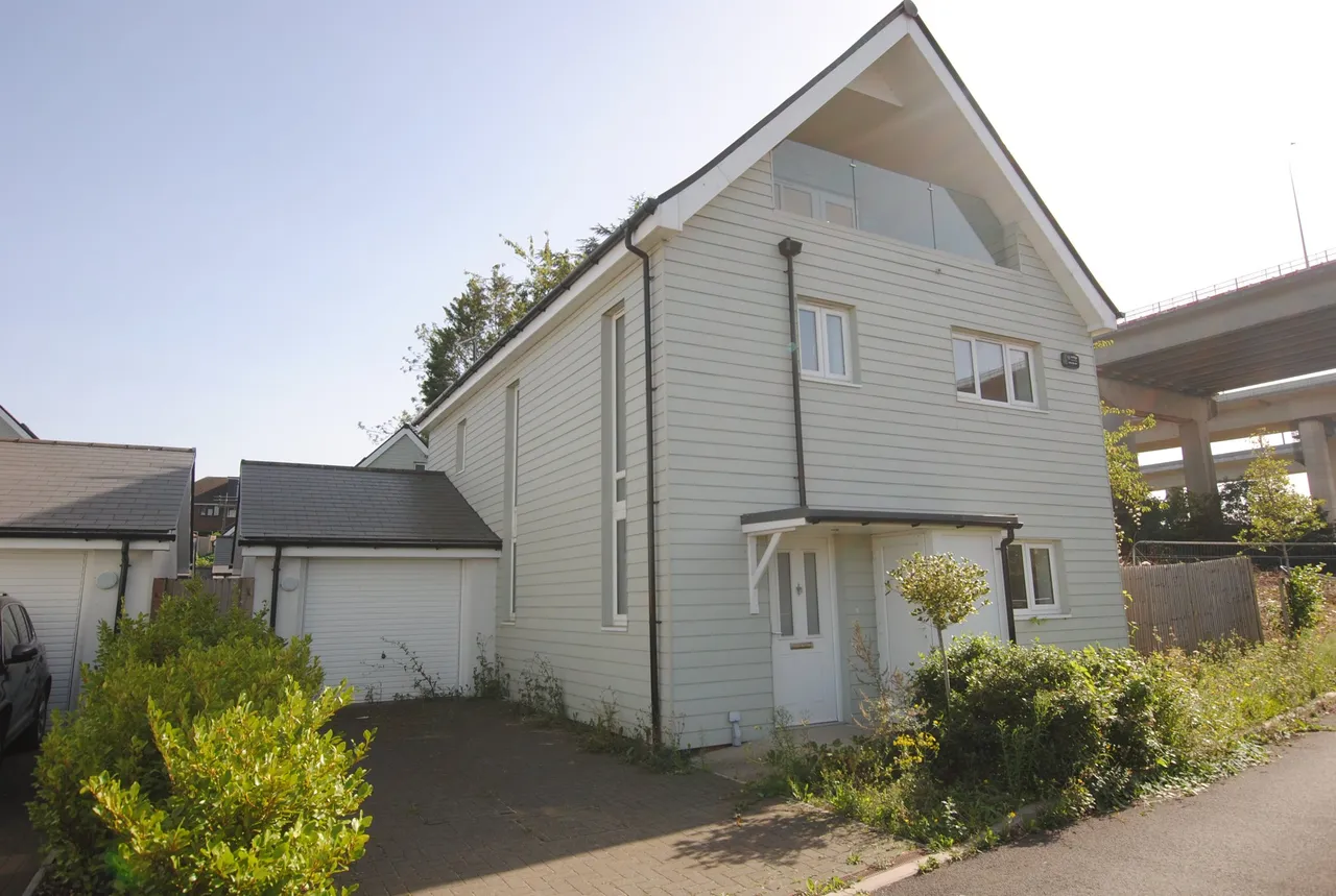 4 bed property for sale — Safety Bay Close, Rochester, Kent, ME1 3FA