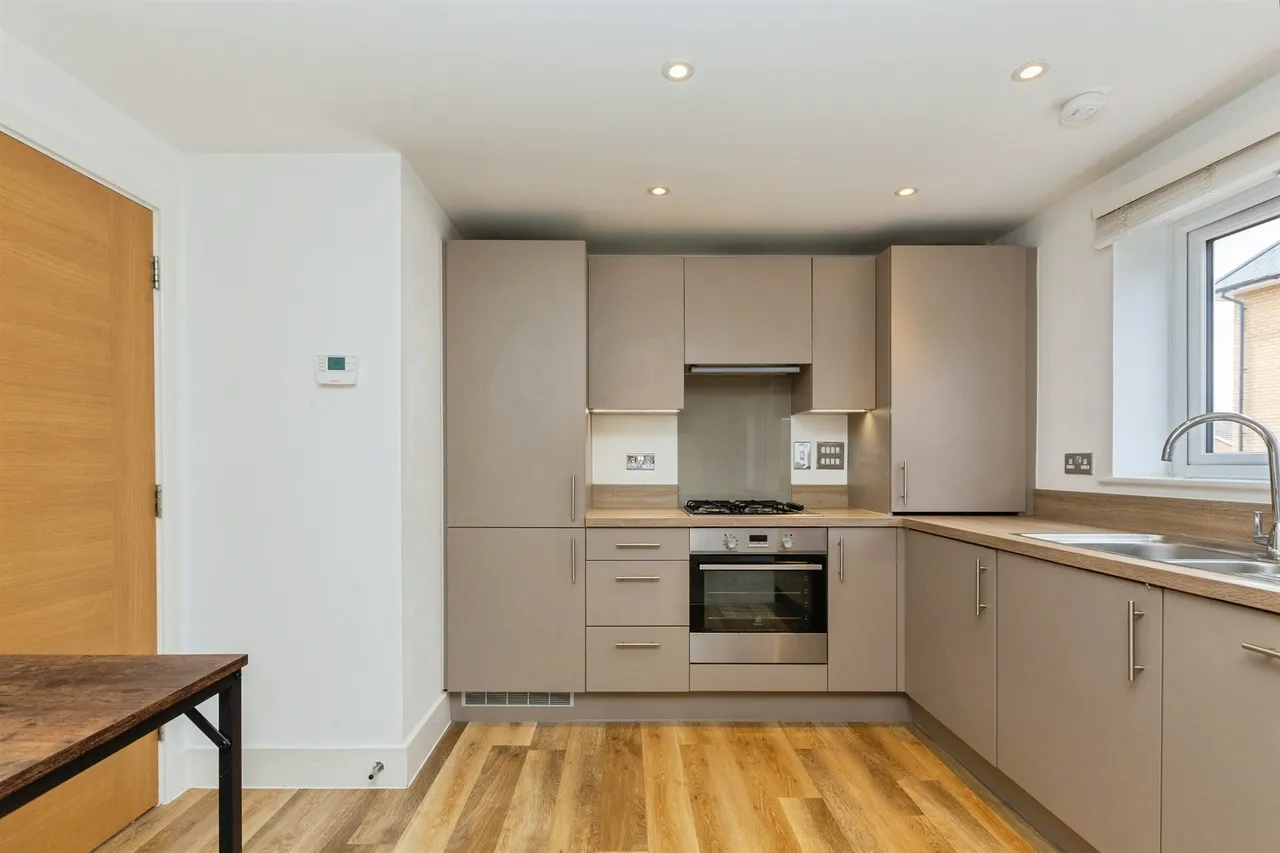 Bramley Road, Aylesbury, HP18, photo 2