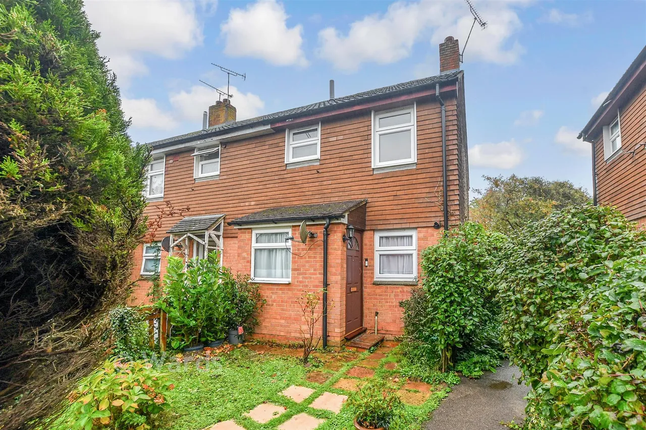 3 bed house for sale, Goteley Mere, Kennington, TN24