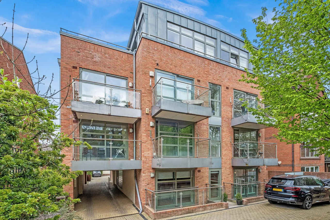 2 bed flat for sale, Wimbledon Hill Road, London, SW19