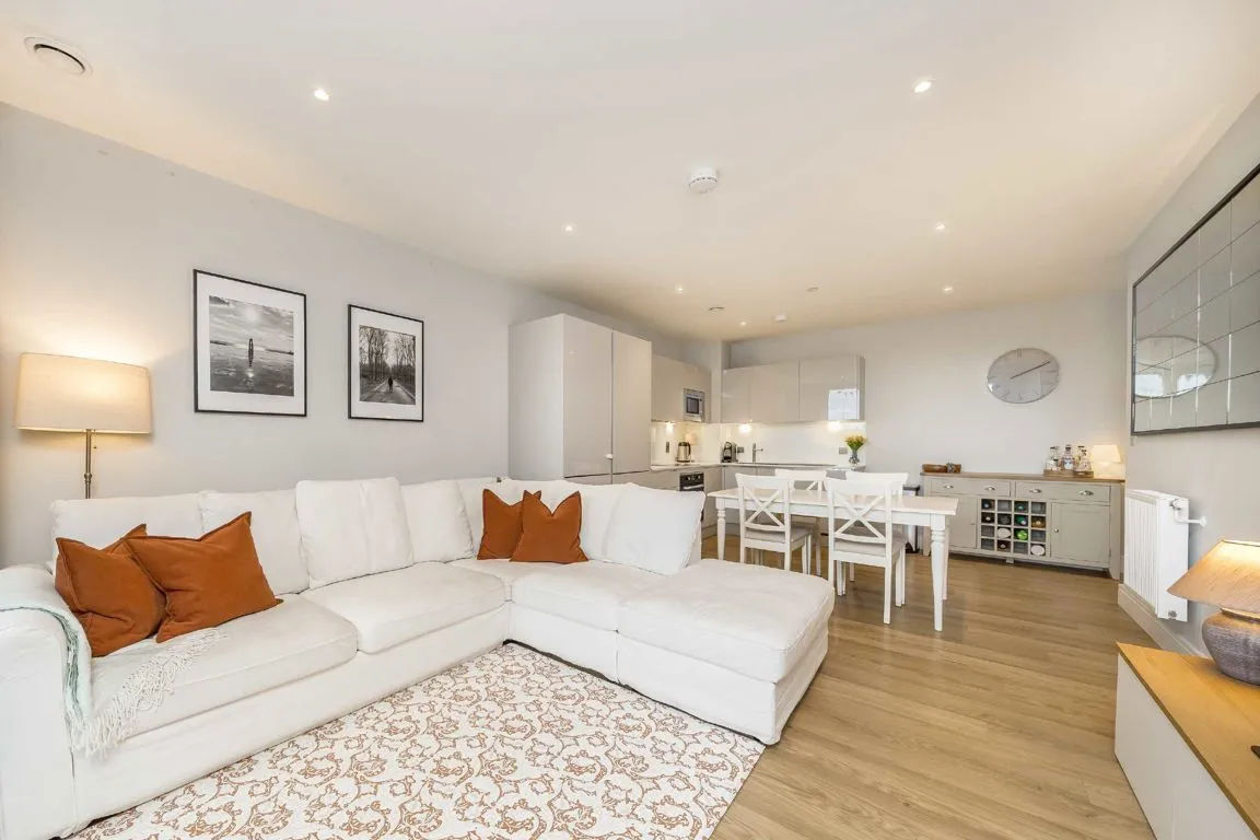 Plough Lane, SW17, photo 6