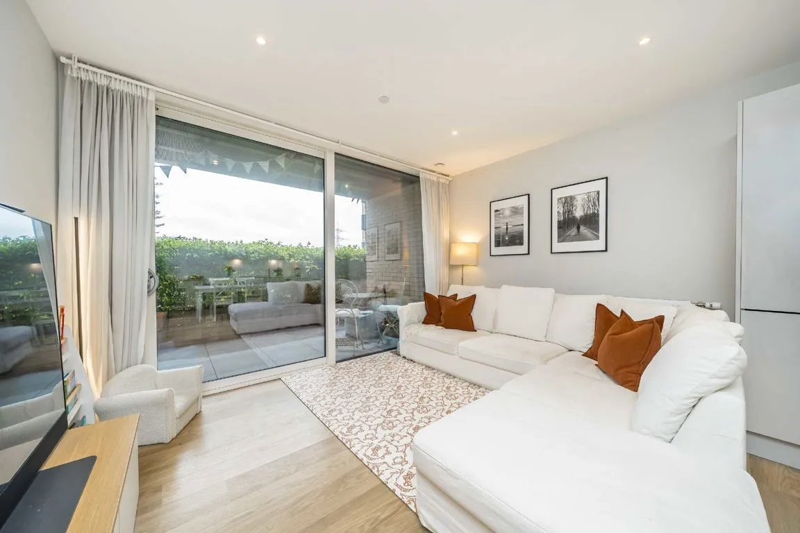 Plough Lane, SW17, photo 8