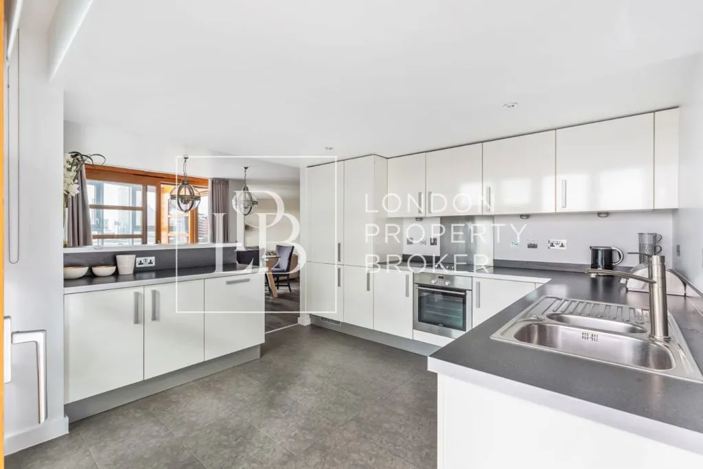 3 bed flat to rent, Lombard Road, London, SW11