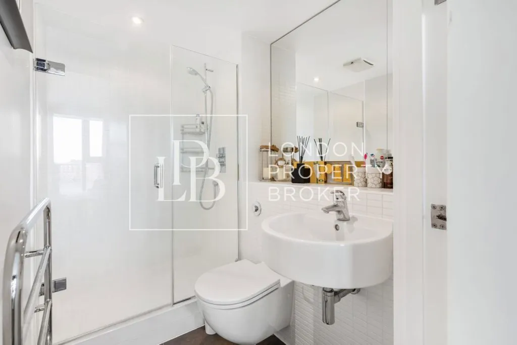 Lombard Road, London, SW11, photo 15