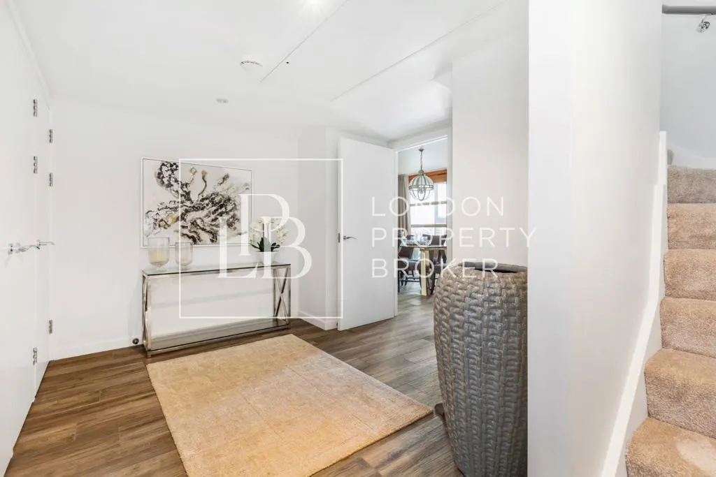Lombard Road, London, SW11, photo 14