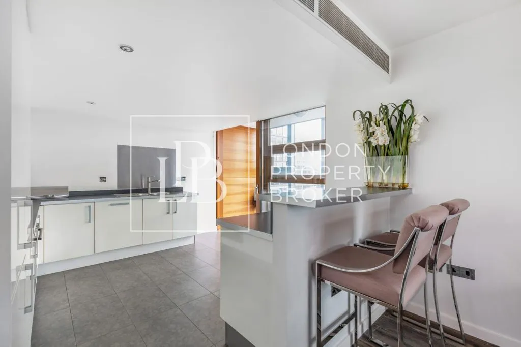Lombard Road, London, SW11, photo 6
