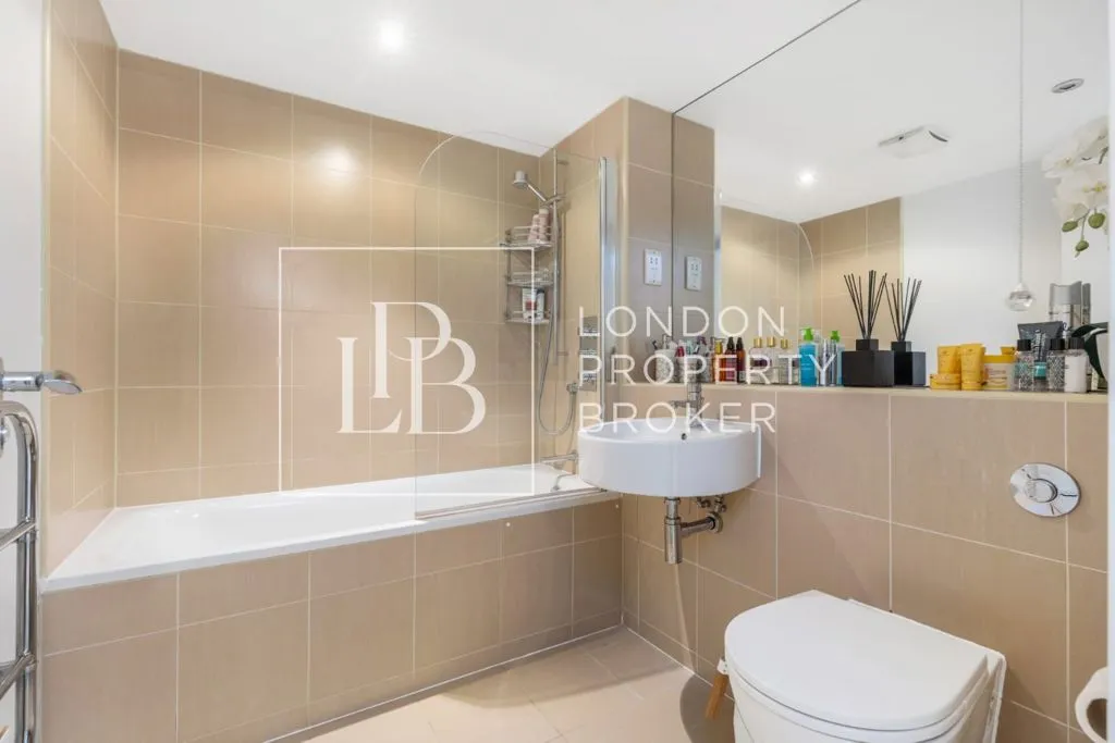 Lombard Road, London, SW11, photo 16