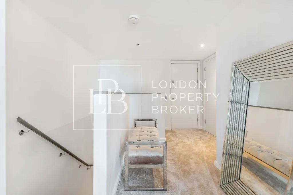 Lombard Road, London, SW11, photo 12