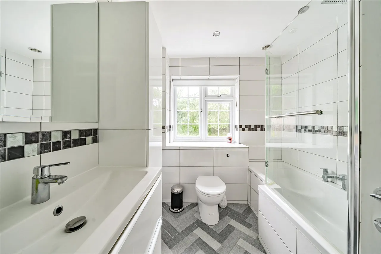Brackendale Road, Camberley, Surrey, GU15 2JN, photo 16