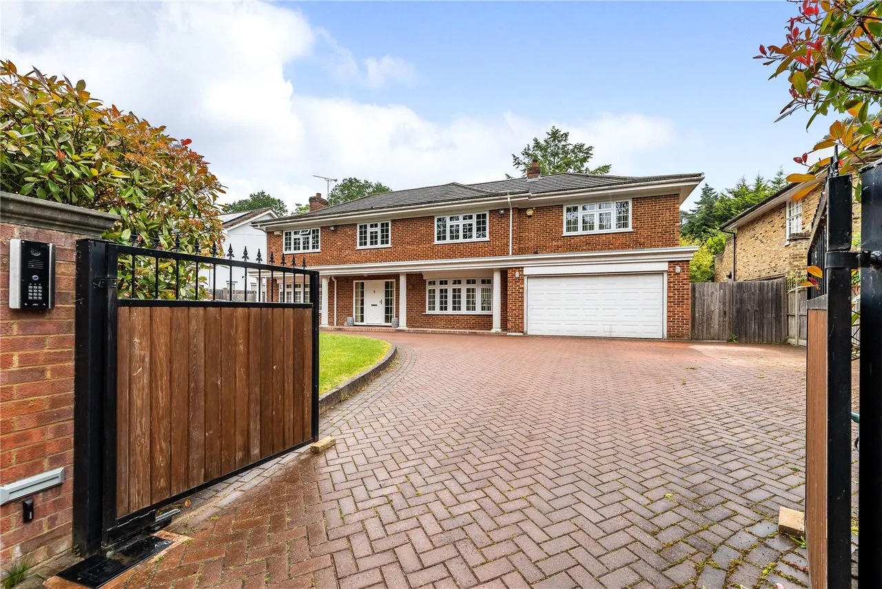 6 bed house for sale — Brackendale Road, Camberley, Surrey, GU15 2JN