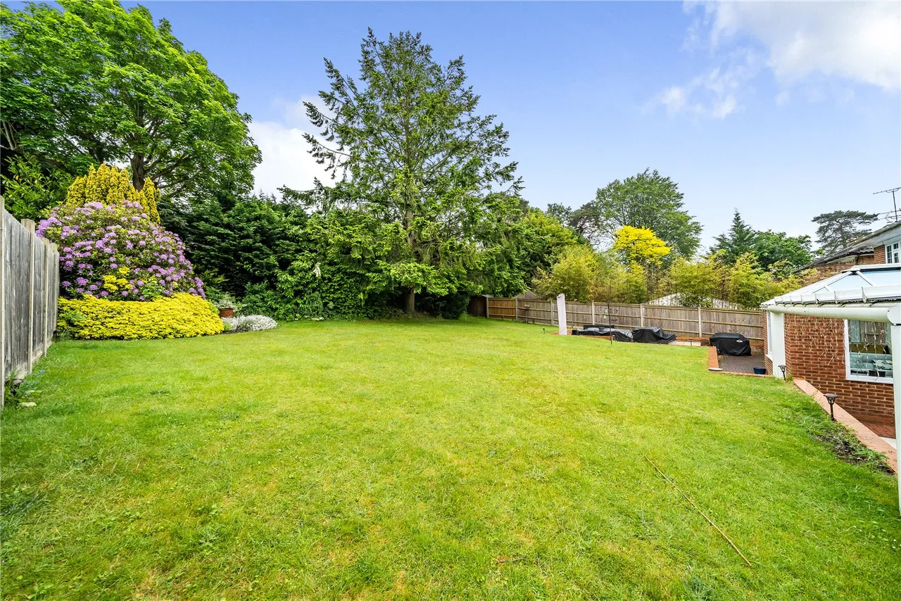 Brackendale Road, Camberley, Surrey, GU15 2JN, photo 10