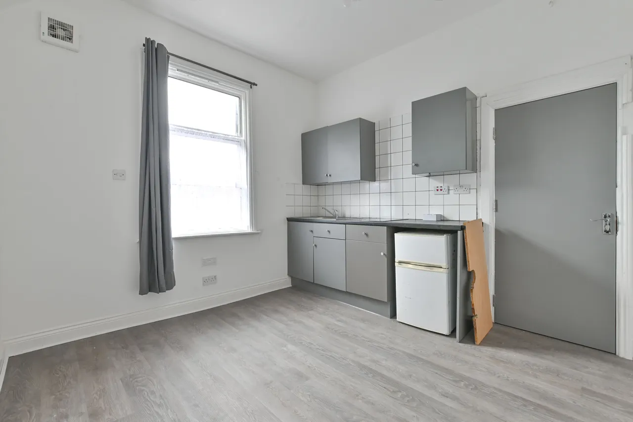 flat to rent — Flat 4, 116 Dalston Lane, London