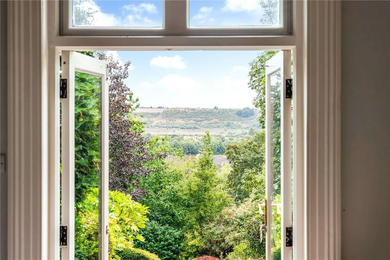 Quarry Road, Winchester, Hampshire, SO23 0JG, photo 2