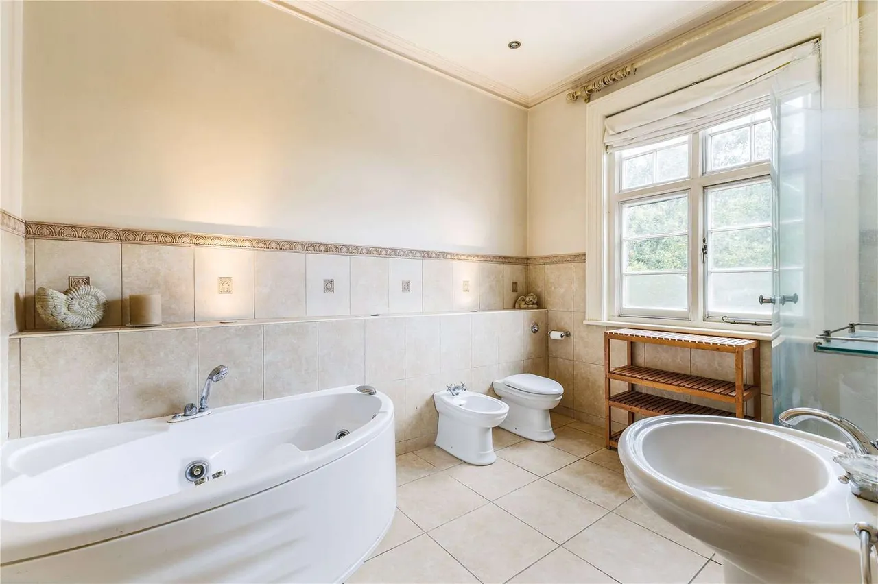 Quarry Road, Winchester, Hampshire, SO23 0JG, photo 11