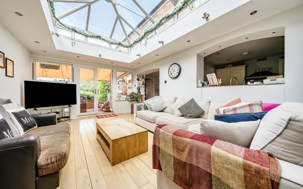 5 bed house for sale — Silverdale Street, Kempston, Bedford