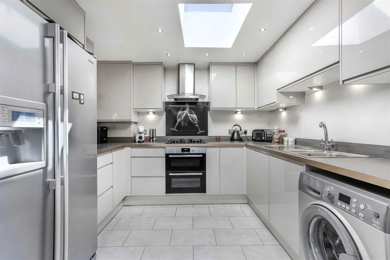 Fairlawn Grove, Banstead, SM7 3BN, photo 4