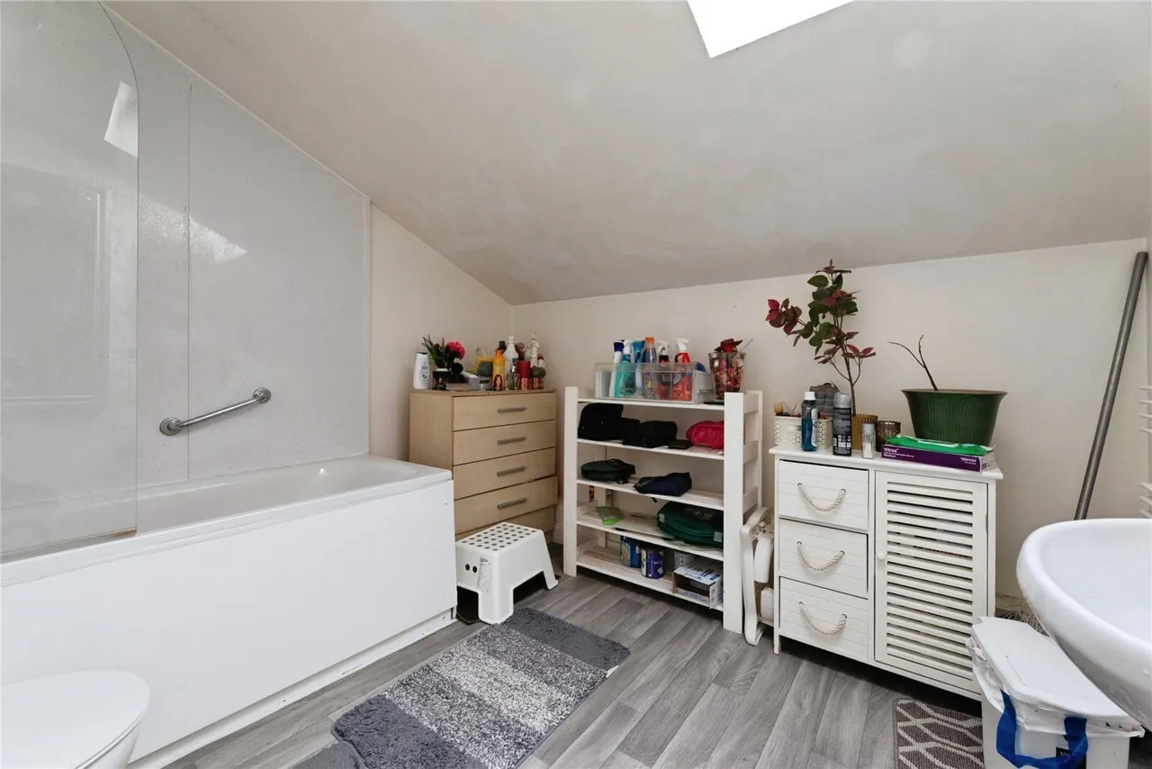 Birch Grove, London, E11, photo 10