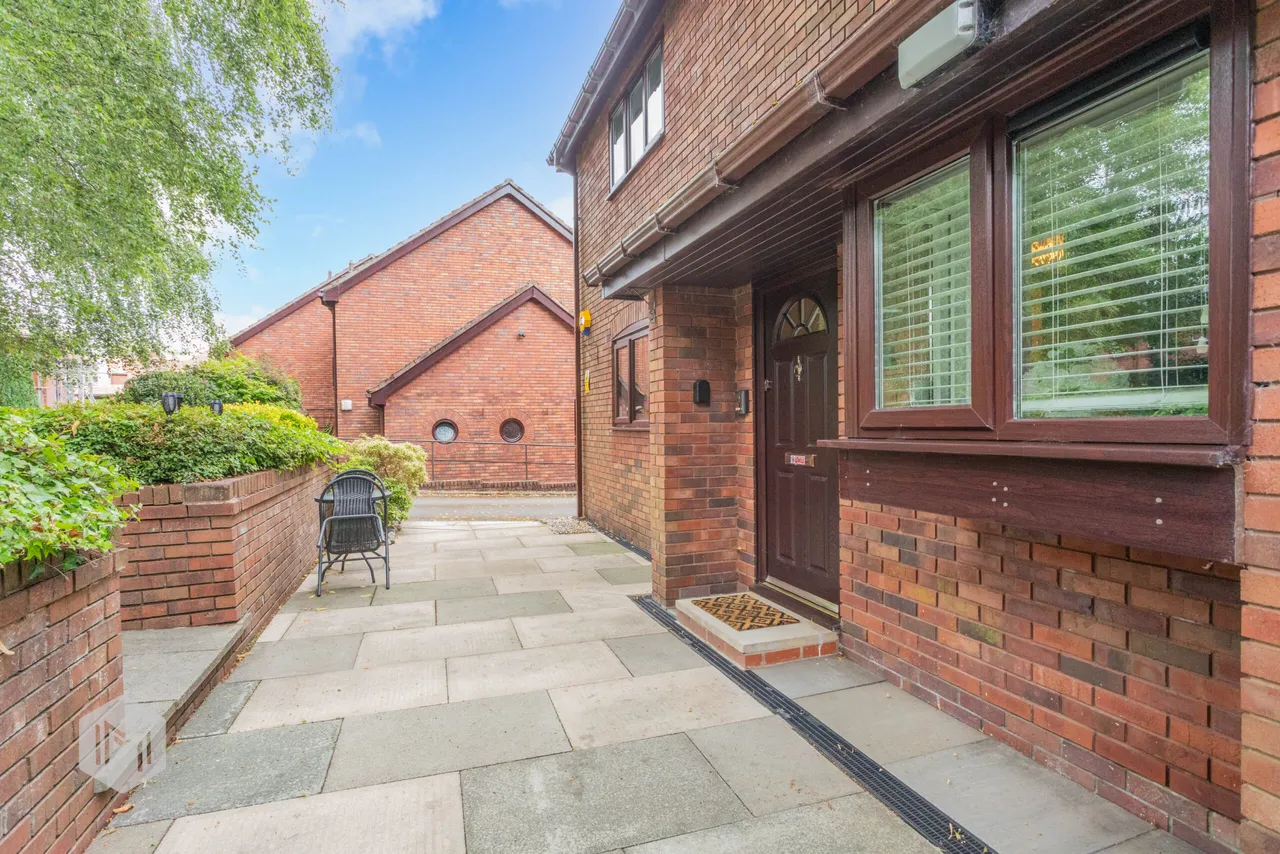 2 bed flat for sale — Greenmount Court, Bolton, BL1 5HD