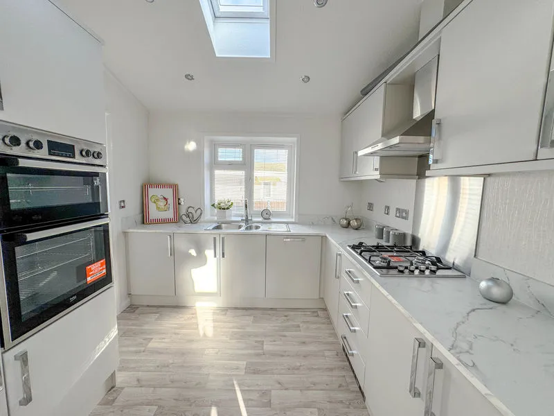 Weybridge Park Estate Weybridge Road, Addlestone KT15 2RF, photo 2
