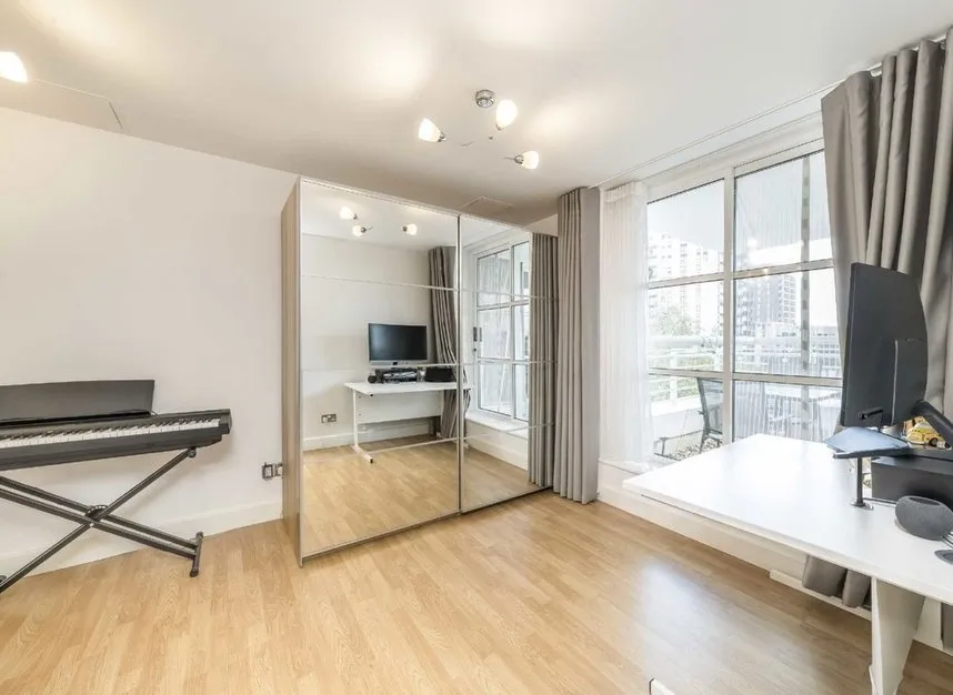 Barrier Point Road, Royal Wharf, E16, photo 6